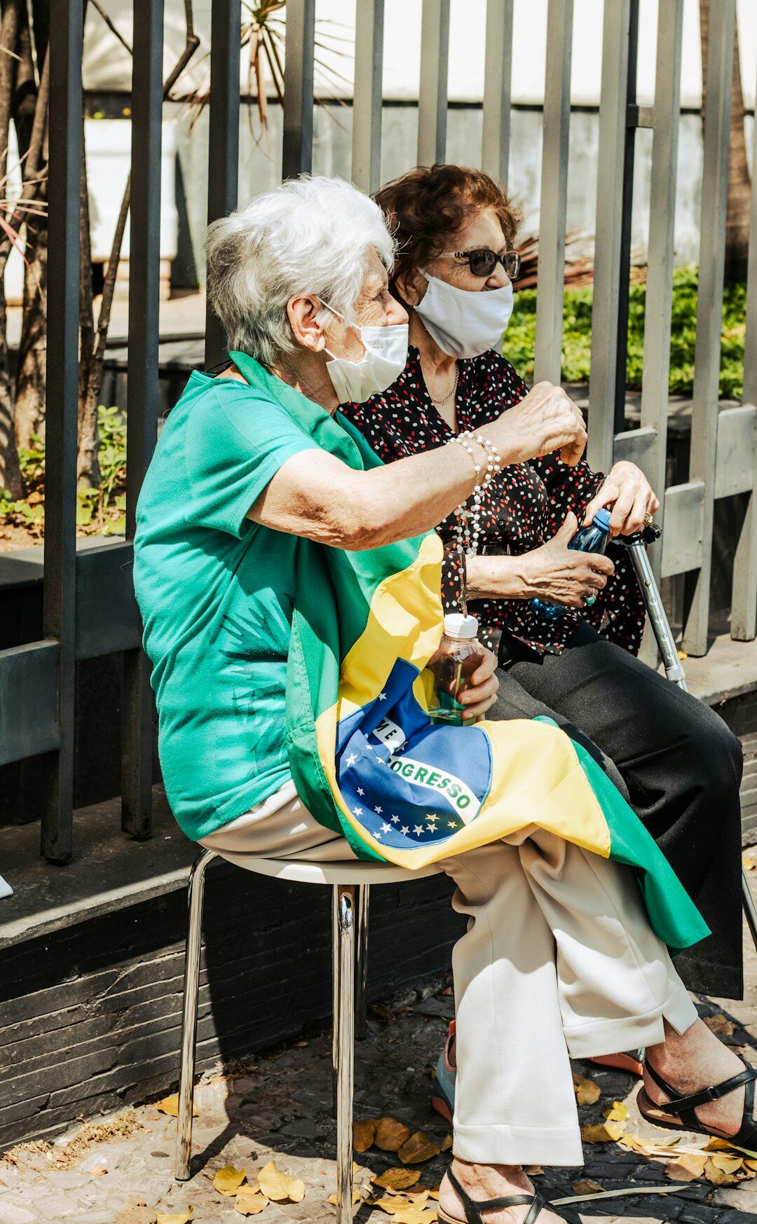 Two Brazilian coworkers talking with open body language